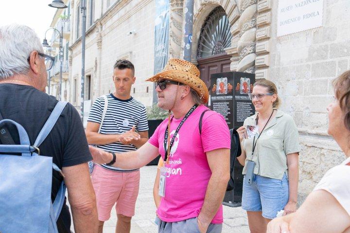 Matera: Recorrido por los Sassi con sus emblemáticas iglesias excavadas en la roca.