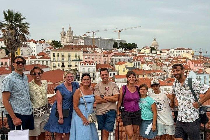 Lisboa Fado Experience: passeio a pé, jantar e show de música ao vivo