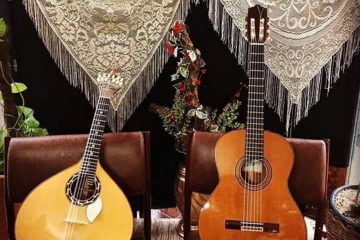 リスボン ファド体験：ウォーキング ツアー、ディナー、ライブ音楽ショー
