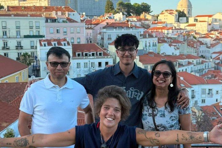 Lisboa Fado Experience: passeio a pé, jantar e show de música ao vivo