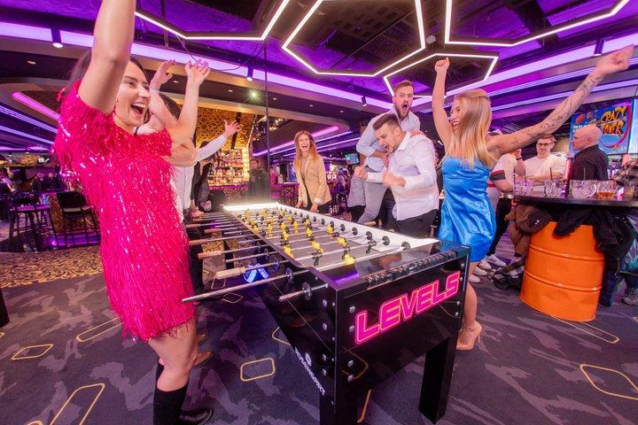 Esperienza di gioco arcade illimitata a LEVELS Prague