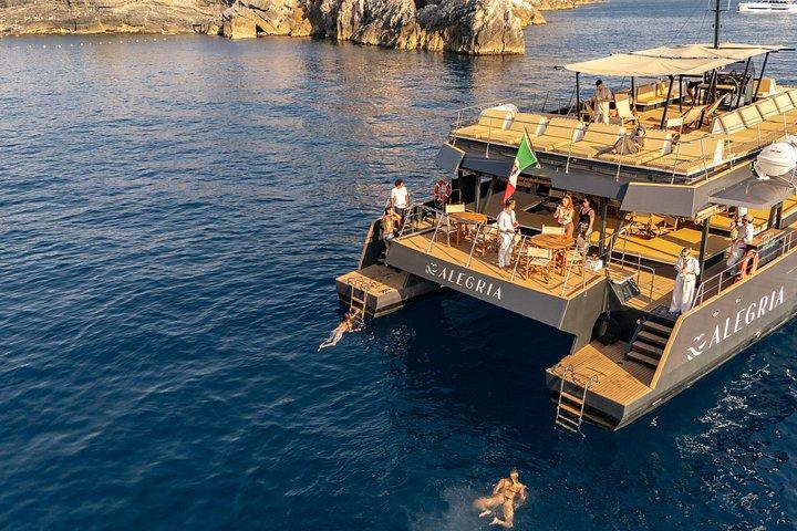 Daily experience on the Catamaran Gulf of Poets from the Sea