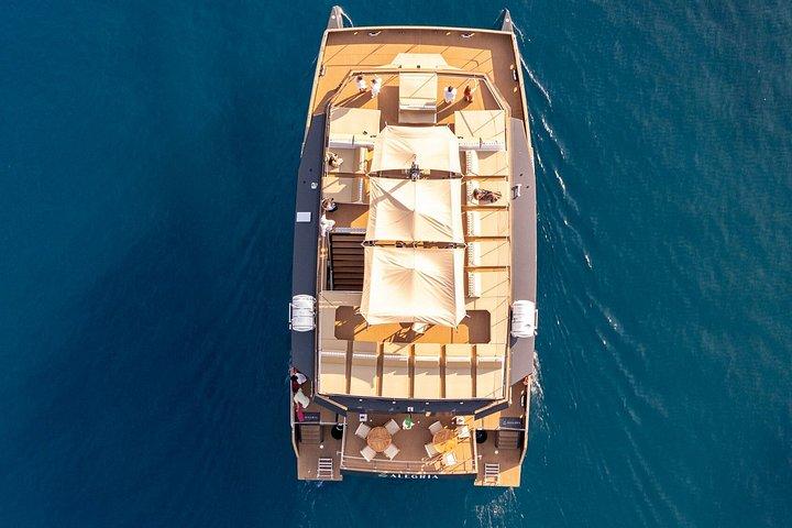 海から眺める詩人の湾での終日カタマラン体験