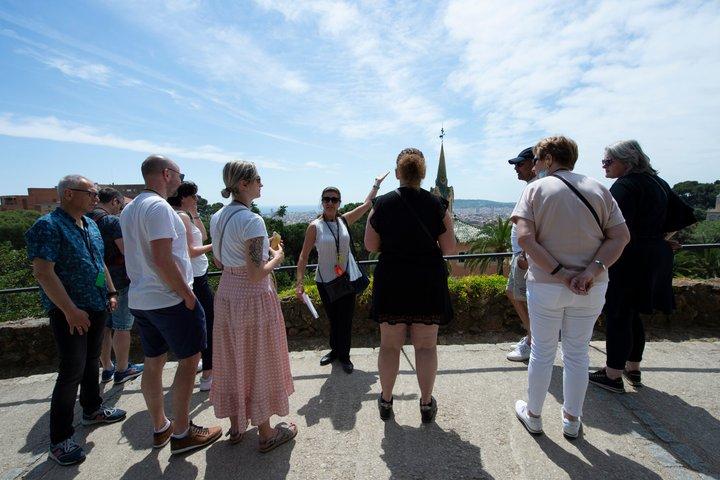 バルセロナサグラダファミリアとグエル公園のドリンクとタパ