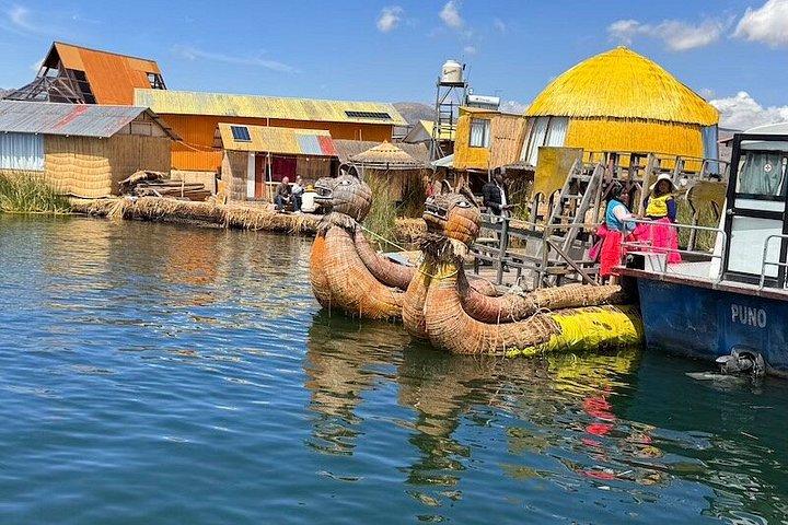 ウロス島1日グルメランチとシルルスタニ・フロム・プーノ