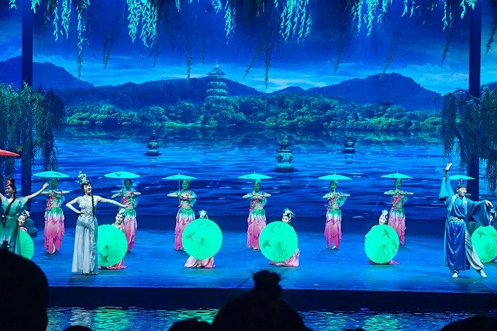 杭州松城永遠の愛の公園とショーを見なければならない