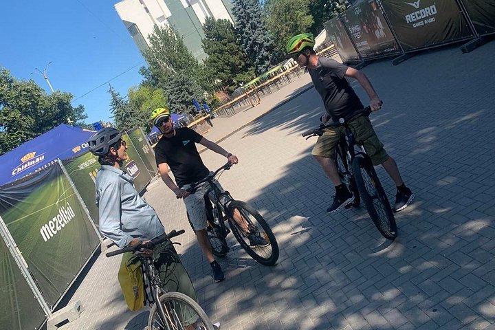 キシナウの隠れた名所を巡るガイド付き自転車ツアー