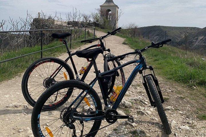 キシナウの隠れた名所を巡るガイド付き自転車ツアー