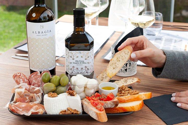 ワイン3種とスピリッツ1種のテイスティング（盛り合わせと温かい軽食付き）
