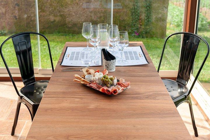 ワイン3種とスピリッツ1種のテイスティング（盛り合わせと温かい軽食付き）