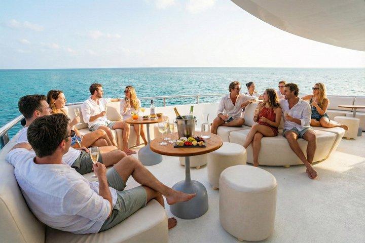 TwentyFive 100 - ft Catamaran by Cabo Adventures: Snorkel ou pôr do sol