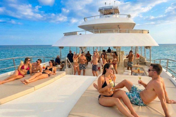 TwentyFive 100 - ft Catamaran by Cabo Adventures: Snorkel ou pôr do sol