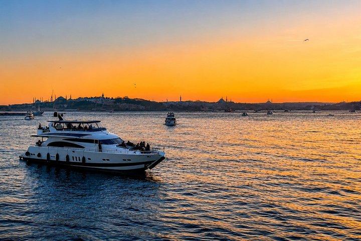 Istanbul Luxe Bosporus Sunset Yacht Cruise met Live Gids