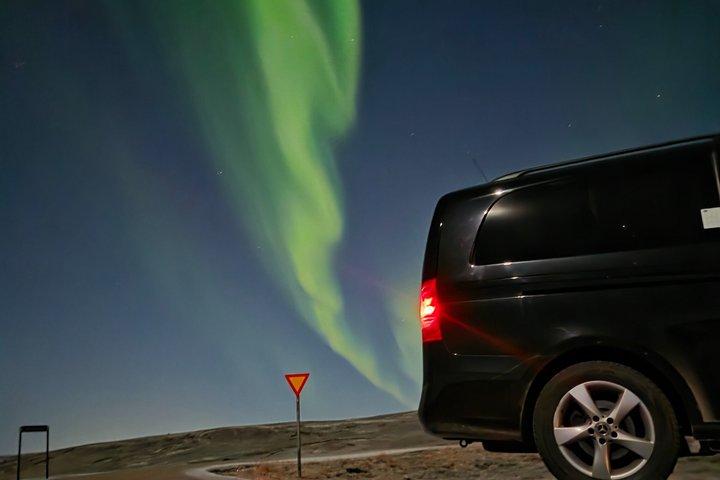 Visite d'une aurore boréale en Islande Expérience magique de nuit d'hiver