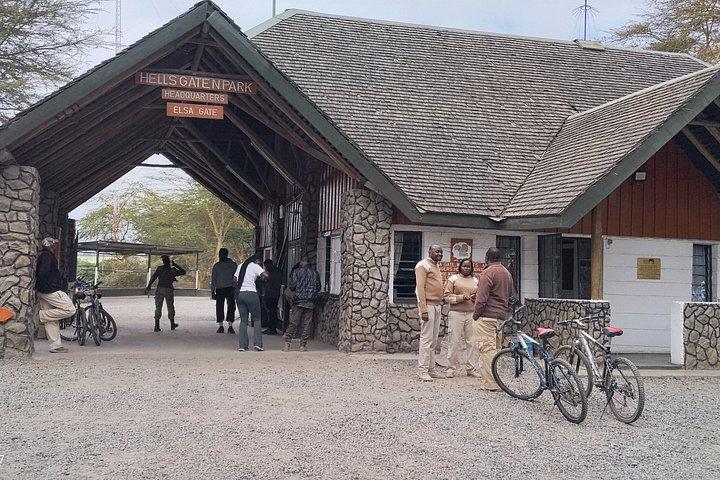 ナイロビ発ヘルズゲート国立公園とナイバシャ湖への日帰り旅行