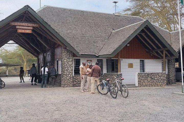 ナイロビ発ヘルズゲート国立公園とナイバシャ湖への日帰り旅行
