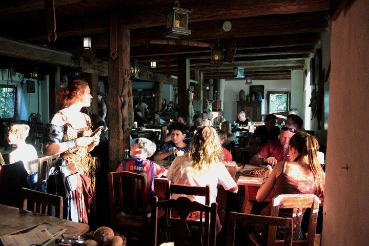 Una noche llena de experiencias - un espectáculo de cena medieval en Dětenice