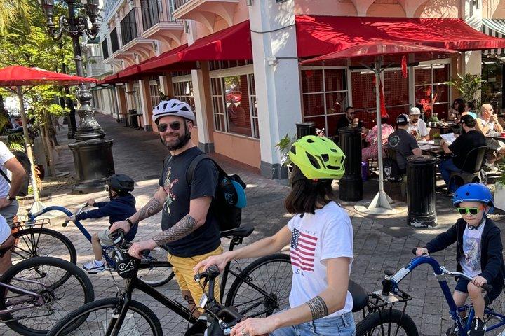 Visite Miami Beach de bicicleta e em francês.