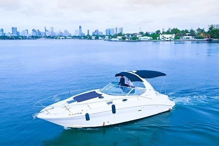 Noleggio yacht privato da 37 piedi a Miami per un massimo di 12 persone