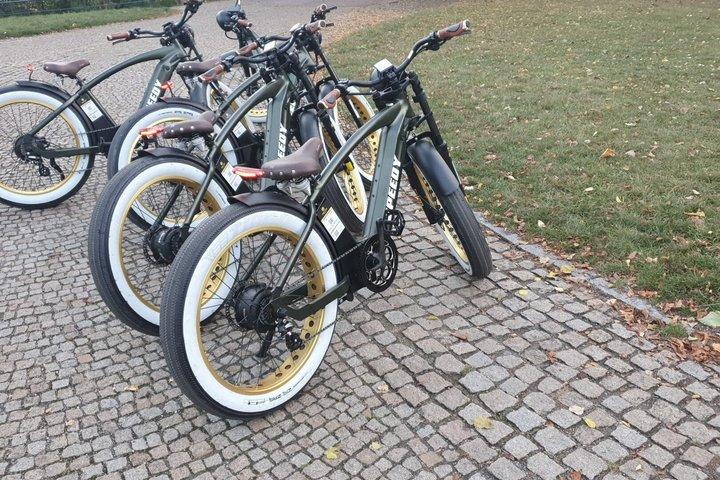 ビバリーヒルズとプラハ郊外をレトロスタイルのEバイクで
