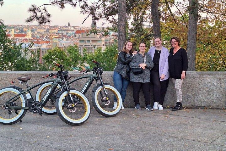 ビバリーヒルズとプラハ郊外をレトロスタイルのEバイクで