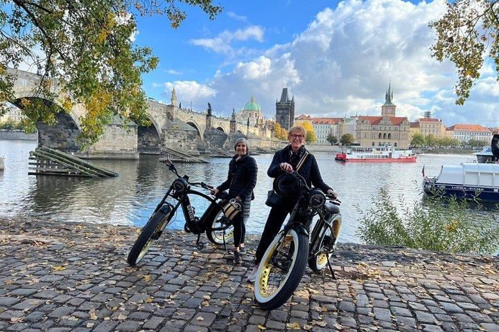 ビバリーヒルズとプラハ郊外をレトロスタイルのEバイクで