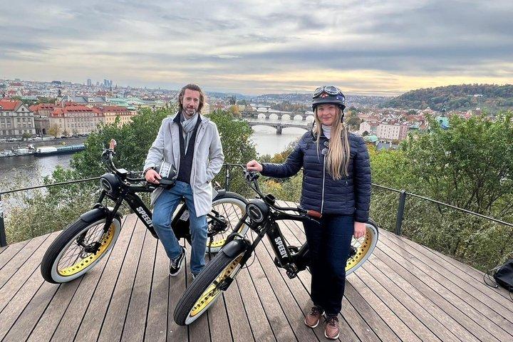 ビバリーヒルズとプラハ郊外をレトロスタイルのEバイクで