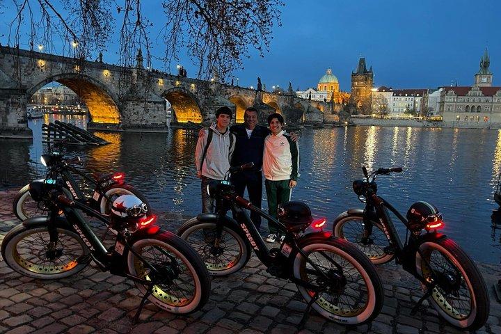 ビバリーヒルズとプラハ郊外をレトロスタイルのEバイクで
