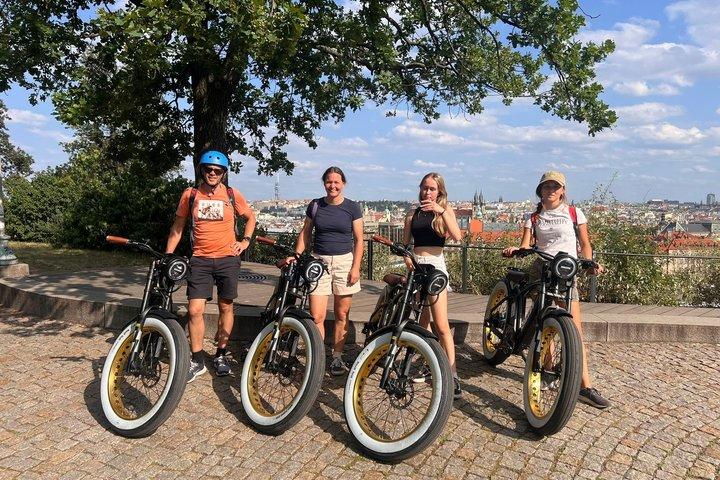 ビバリーヒルズとプラハ郊外をレトロスタイルのEバイクで