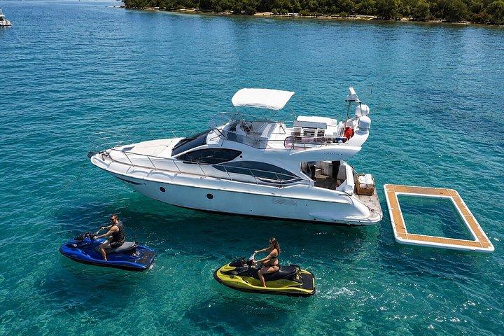 Luxury Yacht Rental and 2 Jet Ski Skyline Views and Sandbars