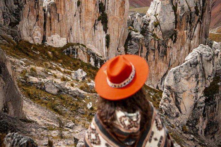クスコ発 パルコヨ虹の山日帰り旅行 短いハイキングとランチ