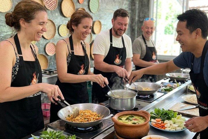 Clase de cocina tailandesa de Phuket con tour por el mercado y recogida