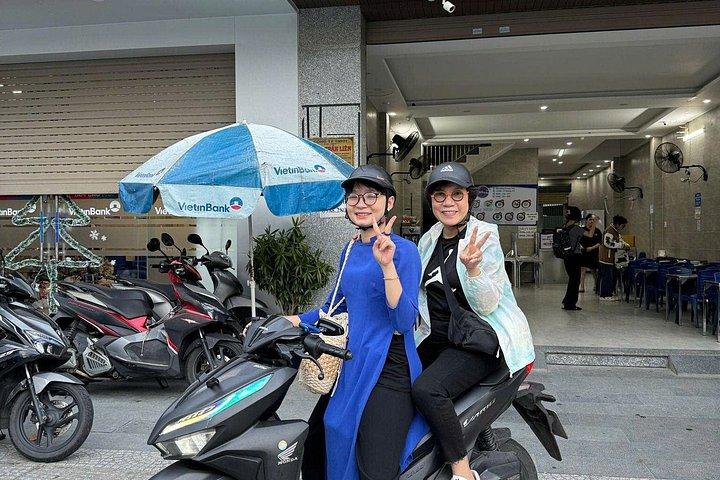 ダナンプライベートフードツアー＆アオザイレディライダーによる市内観光