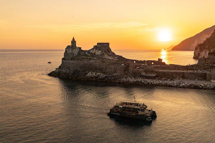 Sunset experience by catamaran the Gulf of Poets from the sea