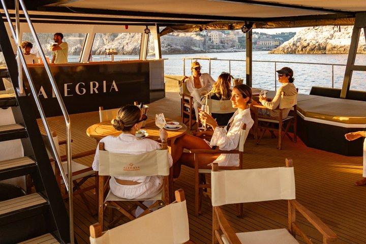 Sunset experience by catamaran the Gulf of Poets from the sea