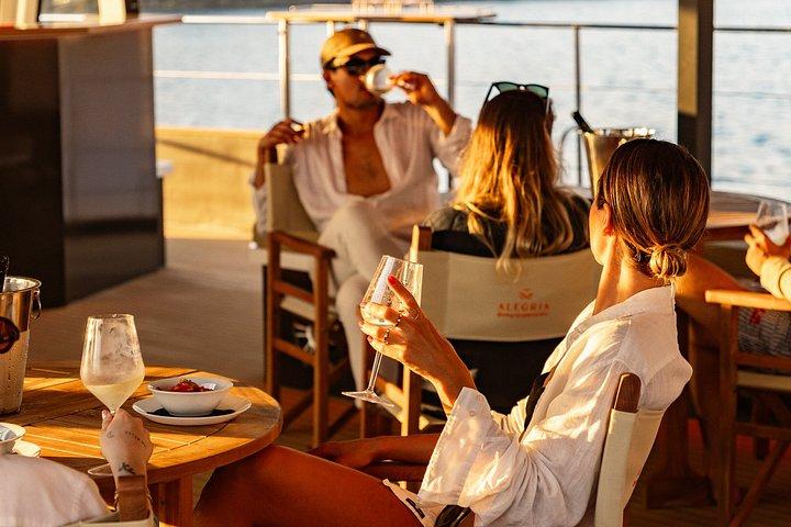サンセットカタマランで海から詩人の湾を体験しよう