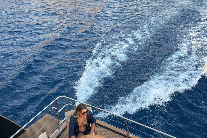 サンセットカタマランで海から詩人の湾を体験しよう