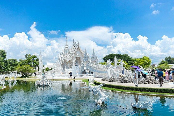 チェンマイ発プライベートチェンライ寺院とゴールデントライアングル