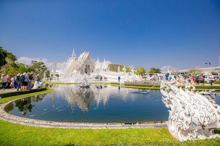 チェンマイ発プライベートチェンライ寺院とゴールデントライアングル