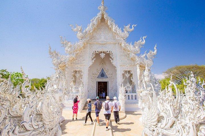 チェンマイ発プライベートチェンライ寺院とゴールデントライアングル
