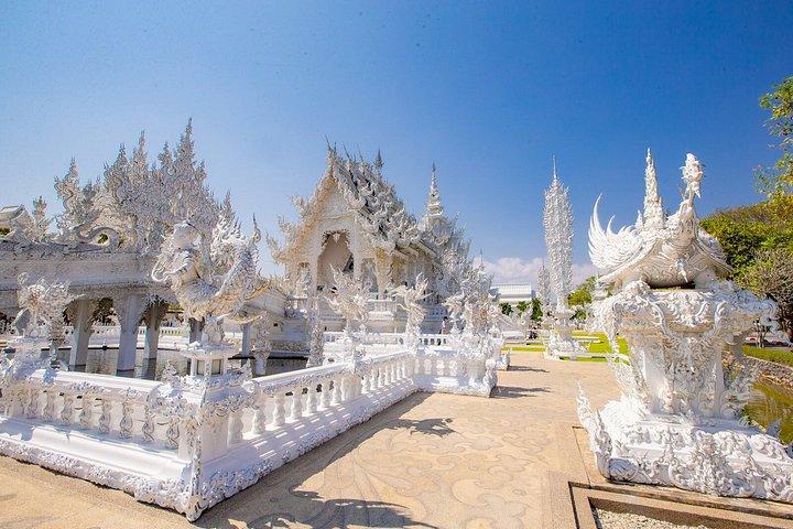 チェンマイ発プライベートチェンライ寺院とゴールデントライアングル