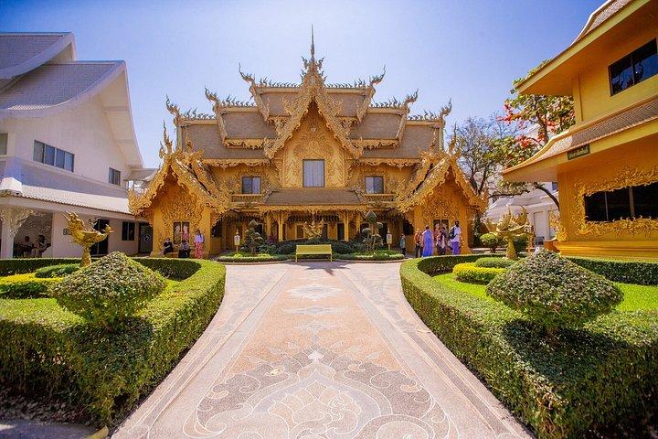 チェンマイ発プライベートチェンライ寺院とゴールデントライアングル