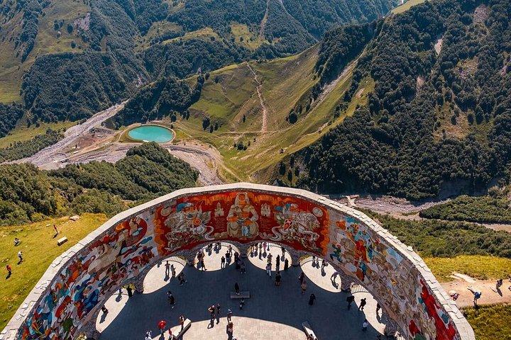 ゲルゲティ三位一体教会とカズベギとコーカサス山脈ツアー