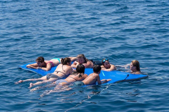 デニア発のセーリングカタマランに乗って、コバ・タジャダ洞窟を訪れ、泳ぎを楽しもう。