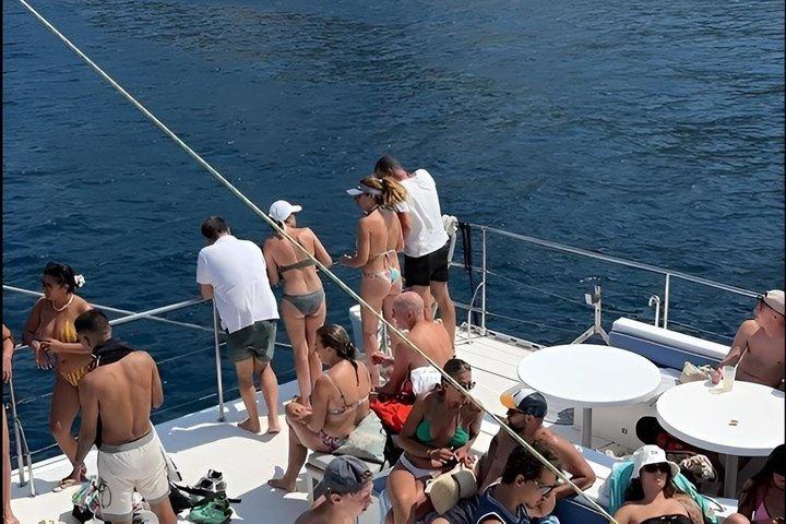 デニア発のセーリングカタマランに乗って、コバ・タジャダ洞窟を訪れ、泳ぎを楽しもう。