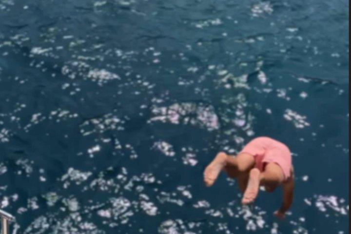 デニア発のセーリングカタマランに乗って、コバ・タジャダ洞窟を訪れ、泳ぎを楽しもう。