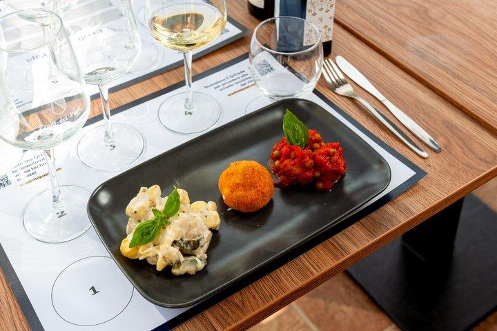ワイン3種とスピリッツ1種のテイスティング（盛り合わせと温かい軽食付き）
