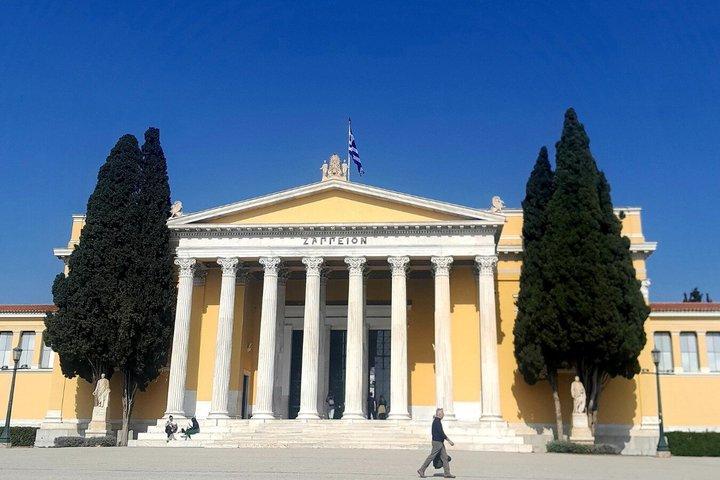Atenas a través de las edades Jardines del estadio panateneo y café local