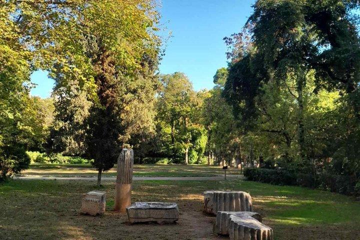 Atenas a través de las edades Jardines del estadio panateneo y café local