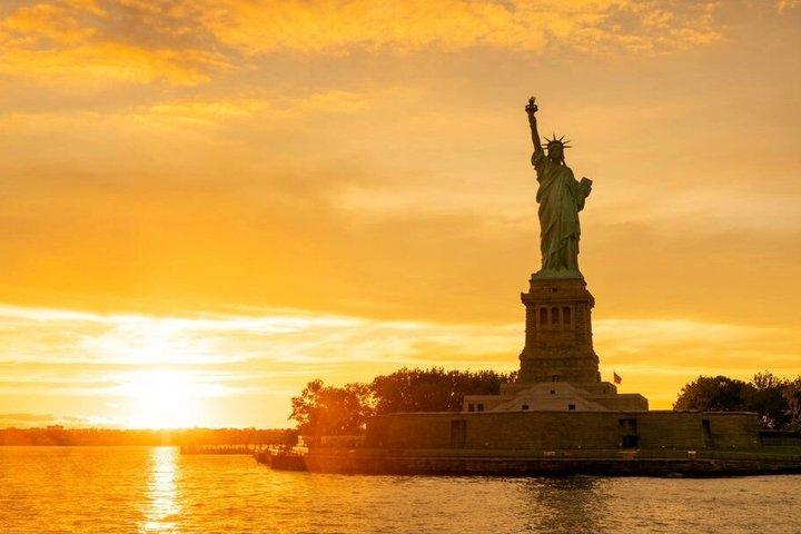 NYC90分サンセットハーバークルーズ：自由の女神とスカイライン